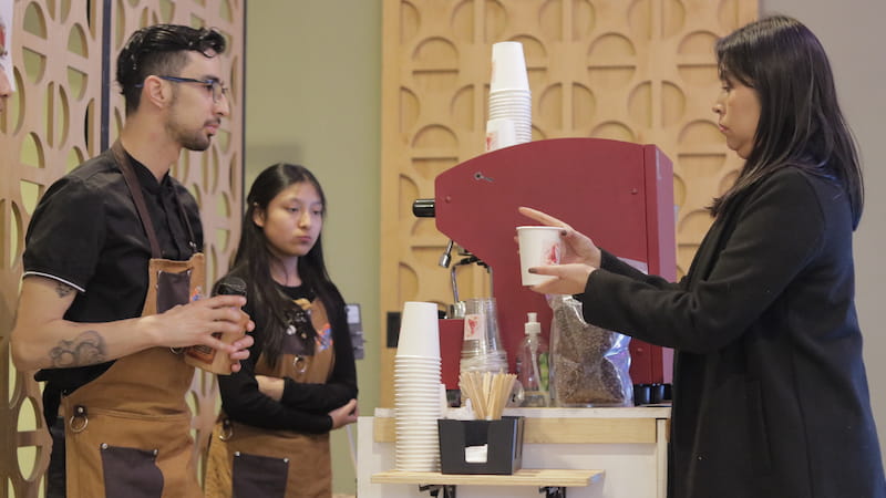 Cliente disfrutando café de especialidad en evento La Shula Café Metepec